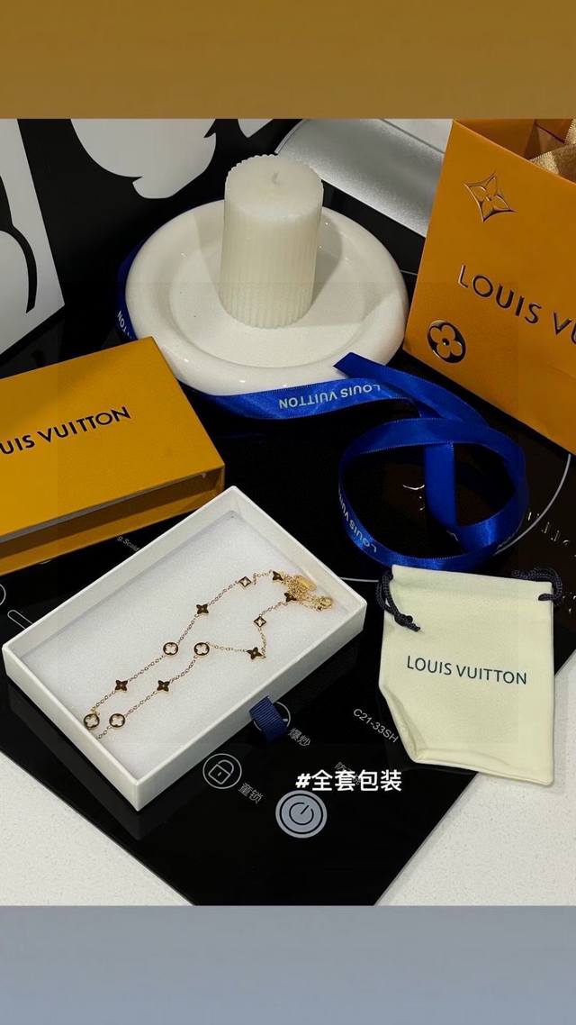 Louis Vuitton four-leaf clover openwork necklace, can be made into a double-laye
