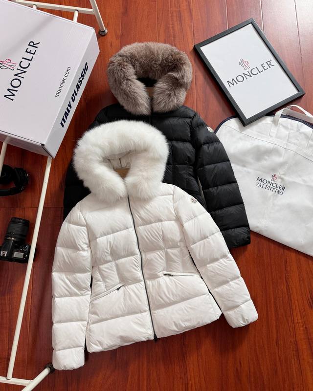 90% down jacket, chip-enabled, for resellers. Comes with a tote bag +10. Comes w