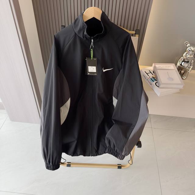 Nike Overseas Exclusive Patchwork Windbreaker Jacket A must-have item for men an
