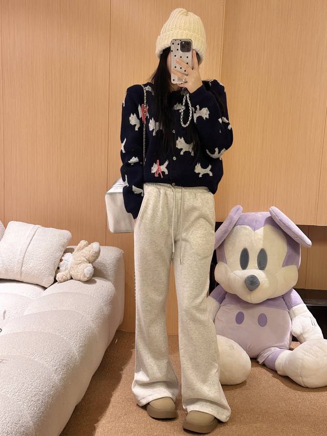 New Arrival! Lulu Fleece-Lined Flared Sweatpants! These flared sweatpants have a