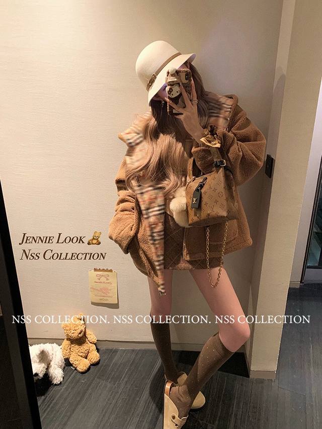 New Arrival! Burberry's best-selling fleece coat for Fall/Winter! Features a cla