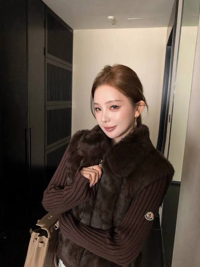 New Arrival! Two Ways to Wear! Moncler Fur Coat with Detachable Sleeves! This co