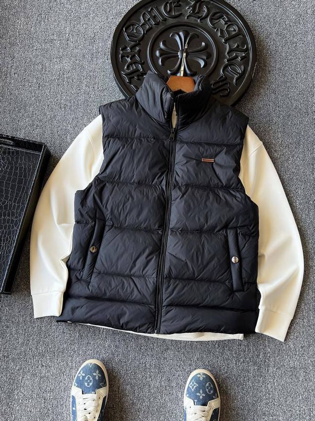 Top-quality pure white duck down! A popular item on Ddd! Zegna's new winter vest
