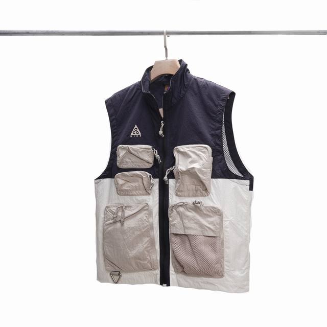 Nk Acg Two-tone Multi-pocket Functional Vest Ck7237-010 A vest that combines har