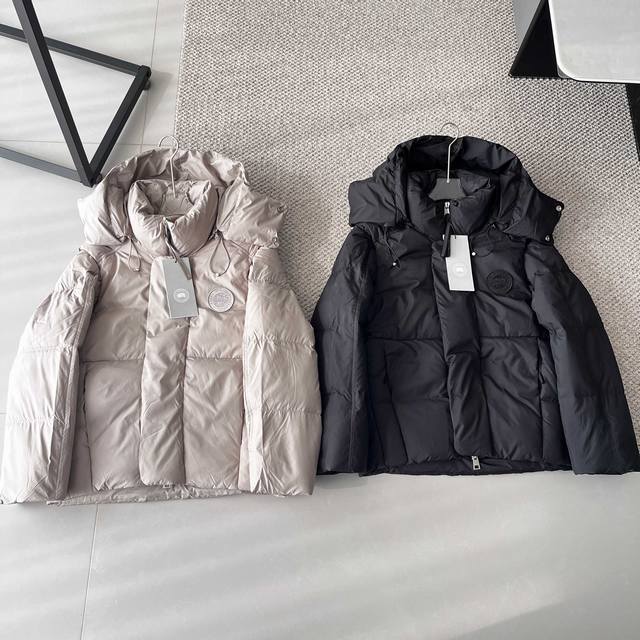 This is the latest Canada Goose hooded down jacket, the same style worn by (Zhan