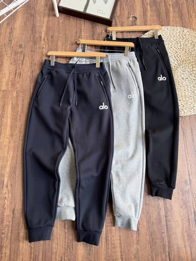 These high-quality Alo men's winter fleece-lined sweatpants are a stylish and pr