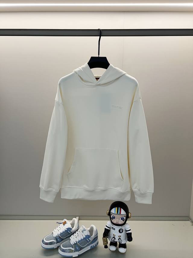 Gucci 420g pure cotton hooded sweatshirt. Features a simplified brand logo embro