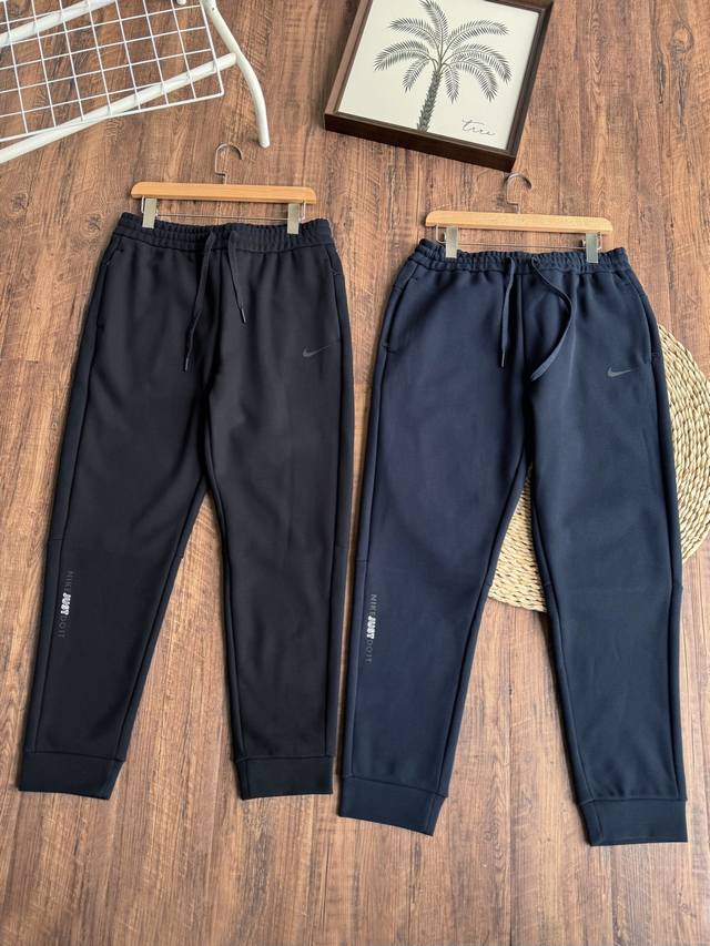 These high-quality Nike men's fleece-lined pants are made with Oris composite ba