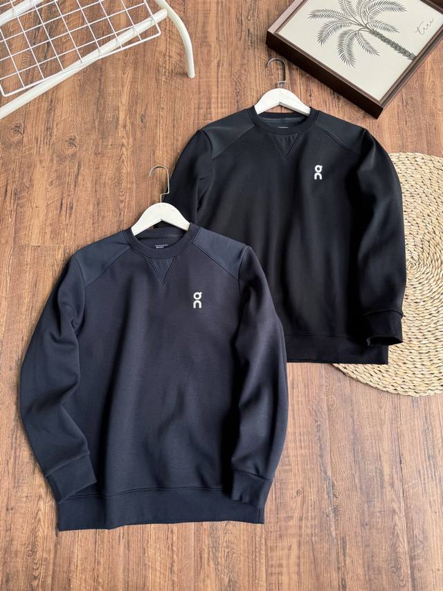 This high-quality men's fleece-lined crew neck sweatshirt from is a core item fo