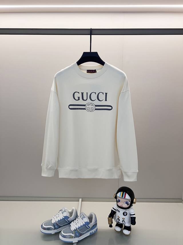 Gucci 420g 100% Cotton Crew Neck Sweatshirt. Features classic brand logo print,