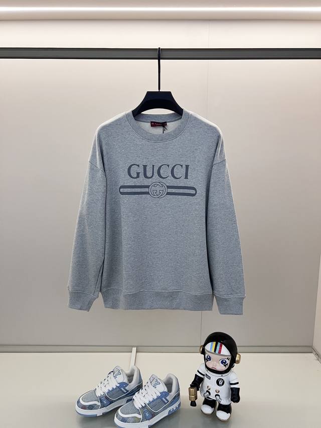 Gucci 420g pure cotton crew neck sweatshirt. Features classic brand logo print a