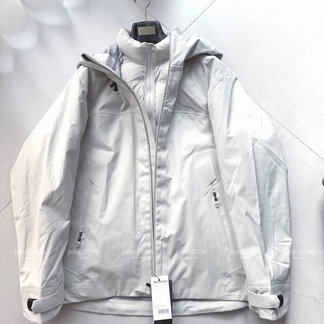 Three-in-one plush fabric with visible details Ddd