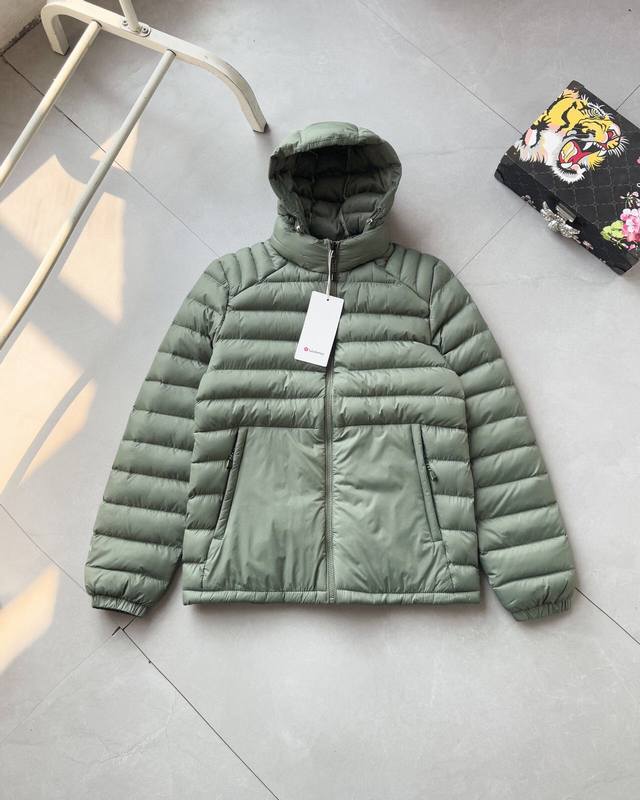 This Lululemon thick hooded down jacket is an ideal choice for outdoor enthusias