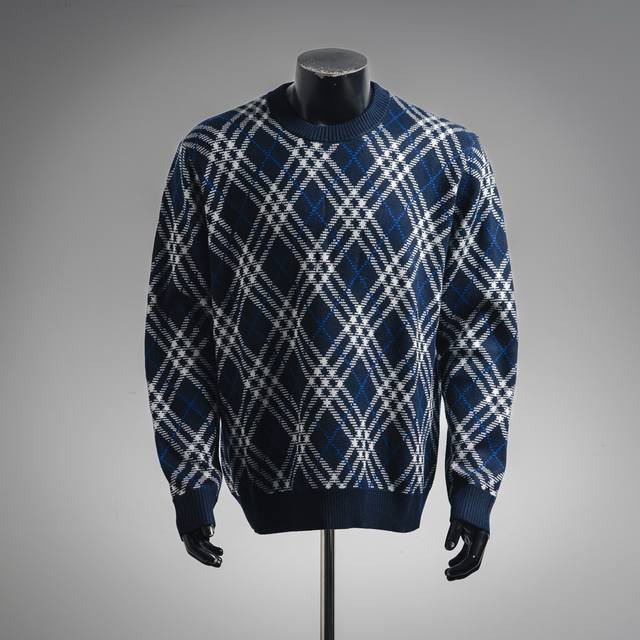 Burberry quilted crew neck sweater. Originally purchased for 6,503, this sweater