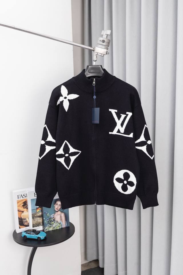 Style No.: M028 Louis Vuitton 2025 New Large Monogram Logo Zipper Couple Crew Ne