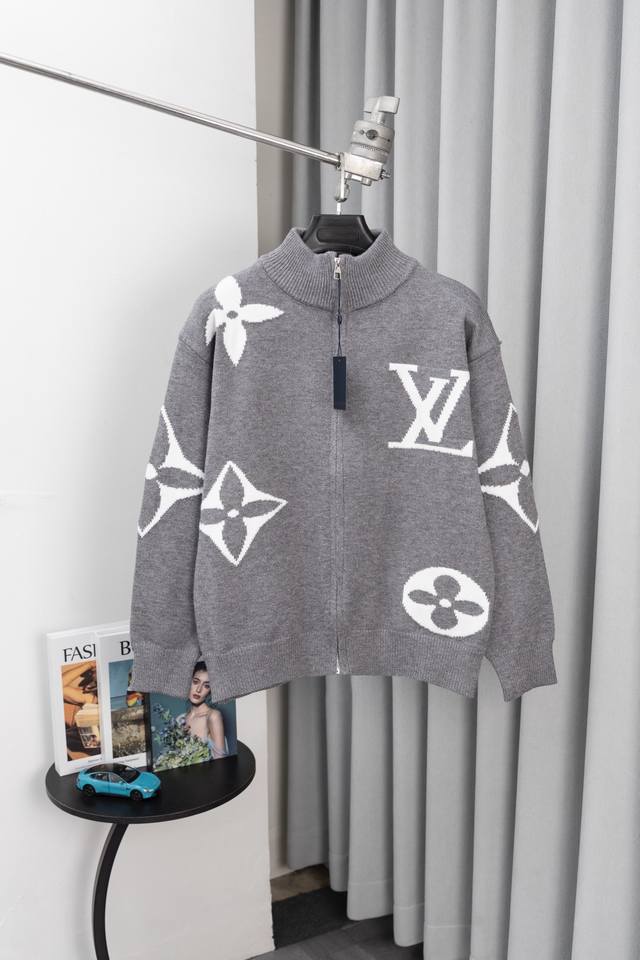 Style No.: M028 Louis Vuitton 2025 New Large Monogram Logo Zipper Couple Crew Ne