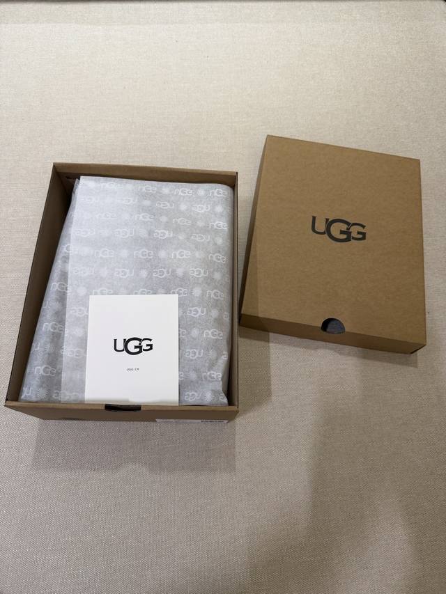 Anyone who knows Uggs knows that the core essence lies in the fur!! These shoes