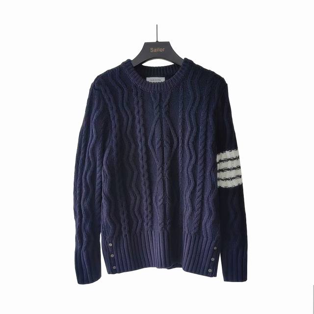 Real shot details + size chart Thom Browne. Four-stripe knitted square-shaped th