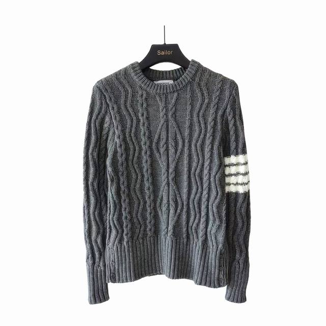 Real shot details + size chart Thom Browne. Four-stripe knitted square-shaped th