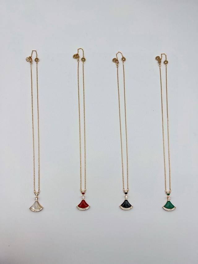 Bvlgari Diva dress necklace, fan-shaped mother-of-pearl necklace. High quality,