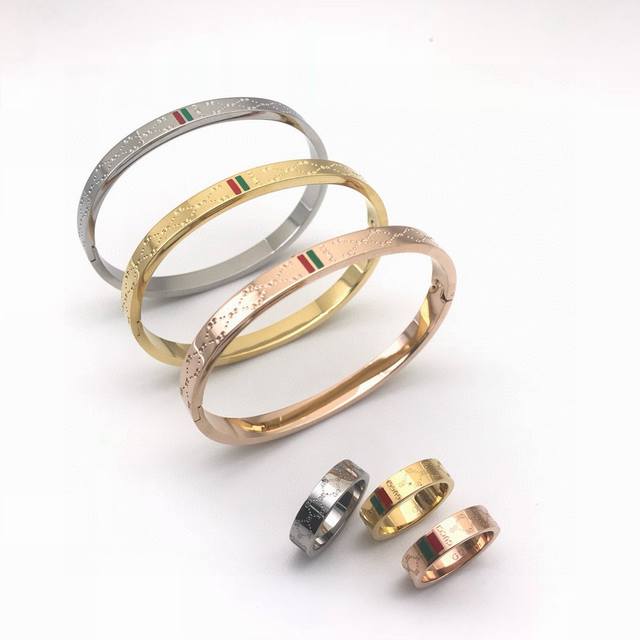 Gucci Red and Green Logo Bangle (Ddd) This cool Gucci ring features the brand lo