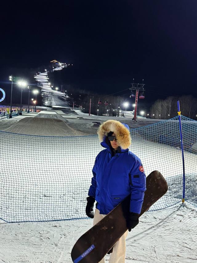 7222 showcases details of this year's new 2050M model, including new pocket flap