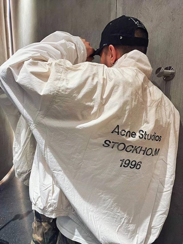 8122 Custom-made by Nordic trendsetter Acne Studios, this minimalist design, ref