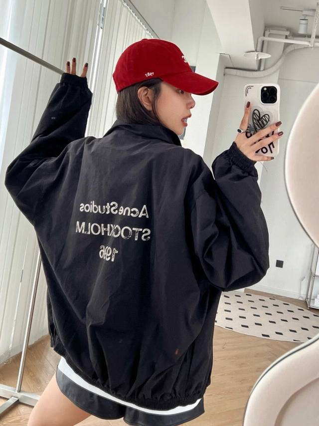 8122 Custom-made by Nordic trendsetter Acne Studios, this minimalist design, ref