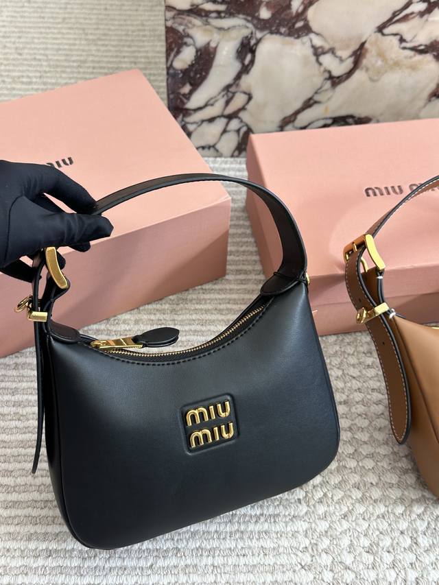 Miu Hobo shoulder bag High-street trendy must-have Versatile and stylish full co