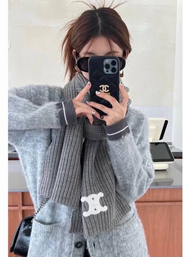 Comes with a full gift box and packaging + 30 RMB Ddd. Celine's latest cashmere
