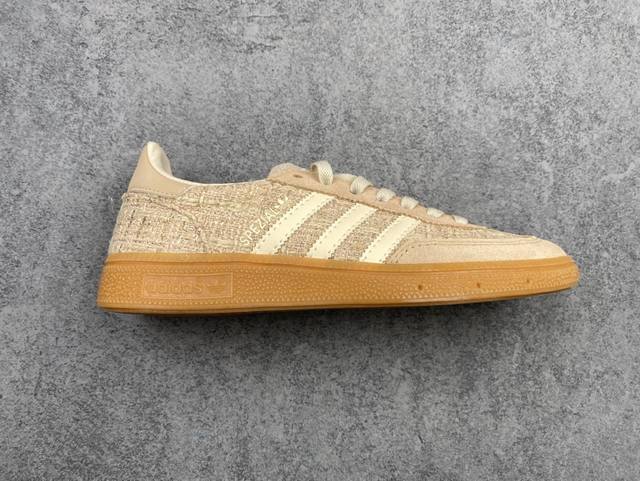 Adidas Originals Samba Handball Spezial Og. This handball features a simple and