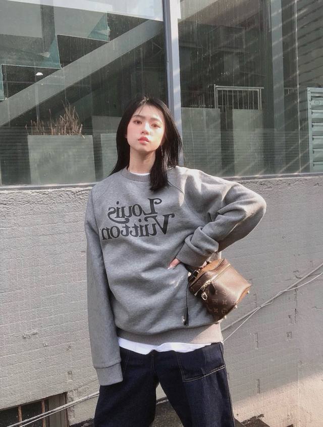 Special Offer Stock: Xs 2 Louis Vuitton 1V