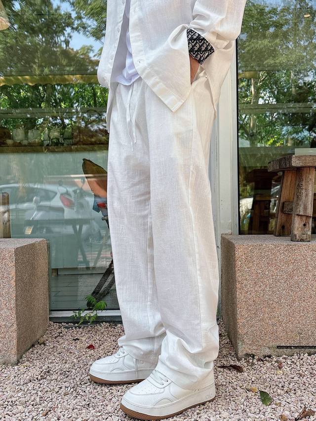 These pants and a classic cotton-linen shirt from brand D are breathable, moistu