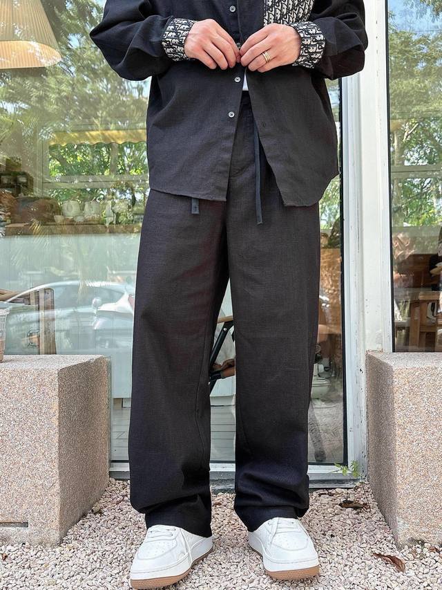 These pants and a classic cotton-linen shirt from brand D are breathable, moistu