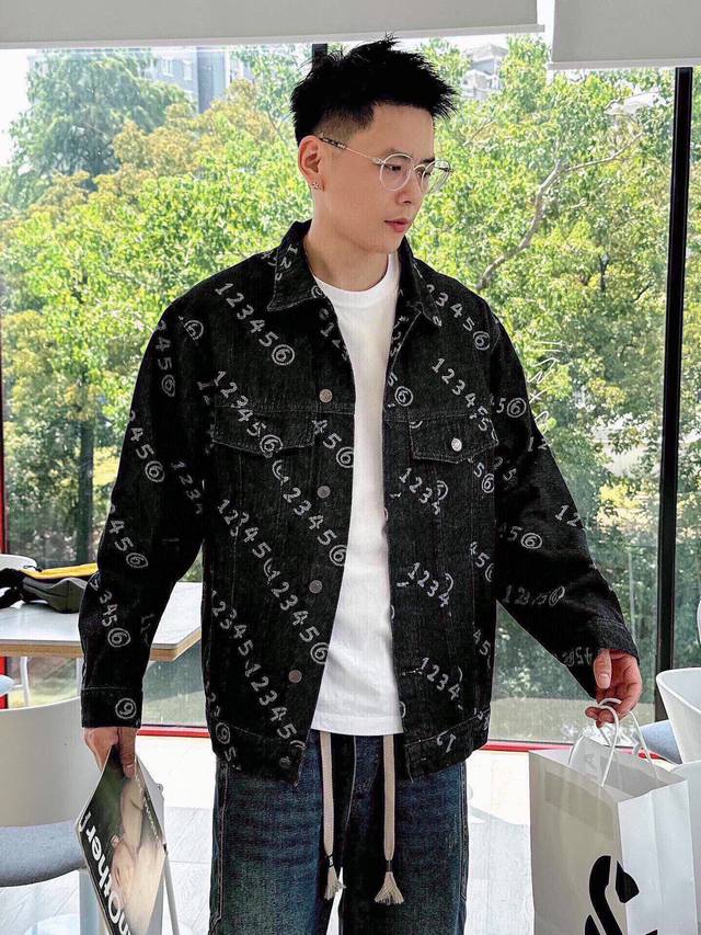 Maison Margiela 123Ss 2 Washed Denim Jacket - Latest Hot Item! The design is inc