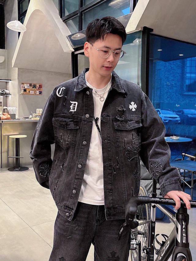 This highly popular Croc denim distressed washed jacket features a 3D embroidere