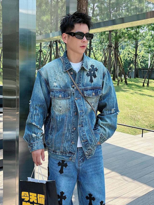 This high-end custom-made pure cotton denim jacket features a patchwork leather