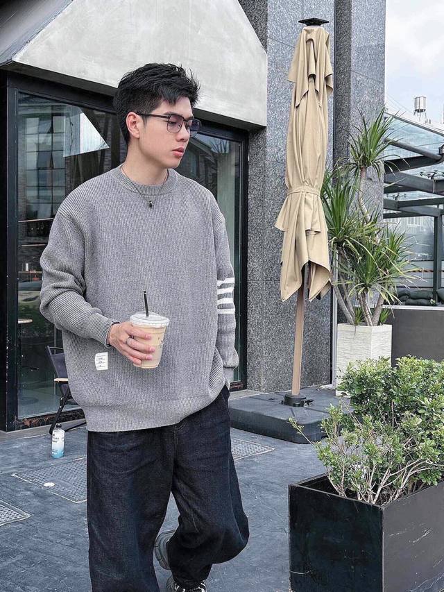 Tb Classic crew neck pullover sweater, close-fitting and comfortable, elongating