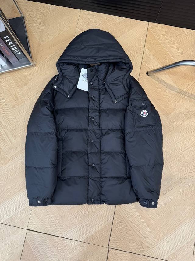 Moncler Vezere Matte Short Mayan Down Jacket (Ddd) This short parka is made from