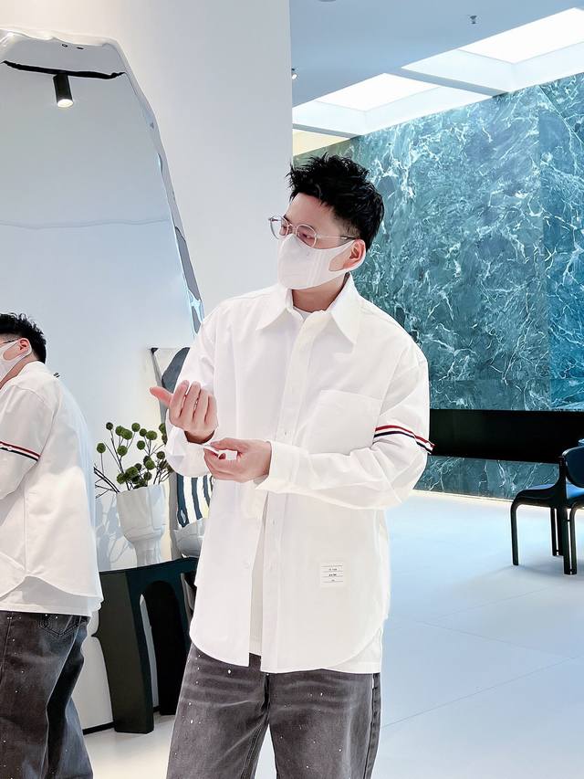 Fashionable and classic Tb best-selling light luxury shirt, can be worn alone. C