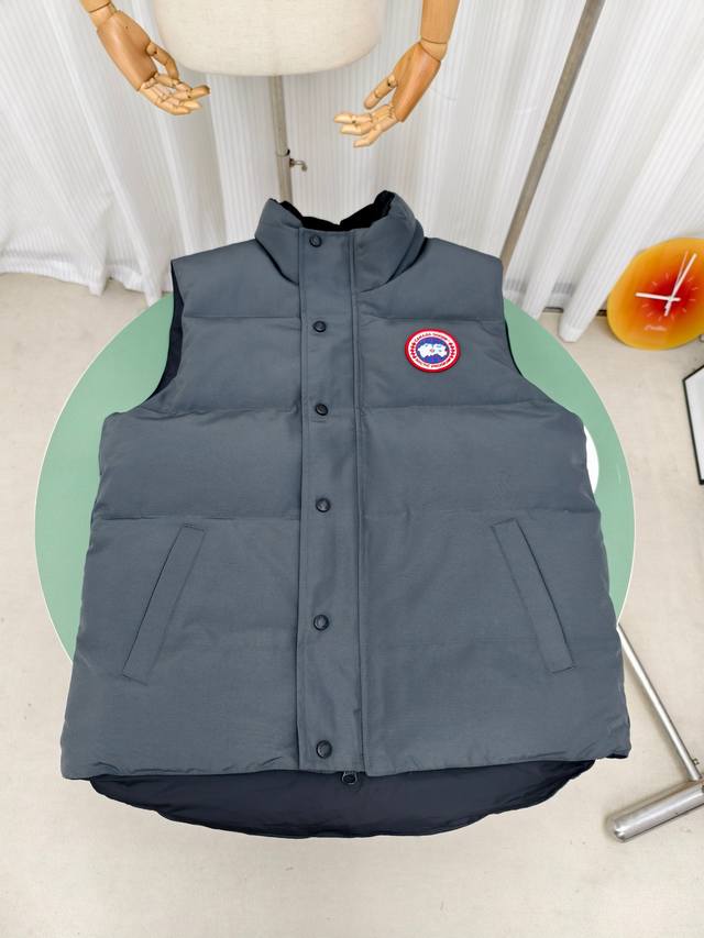 4151M High-Quality Canada Goose Carson Vest. Filled with extremely high loft whi