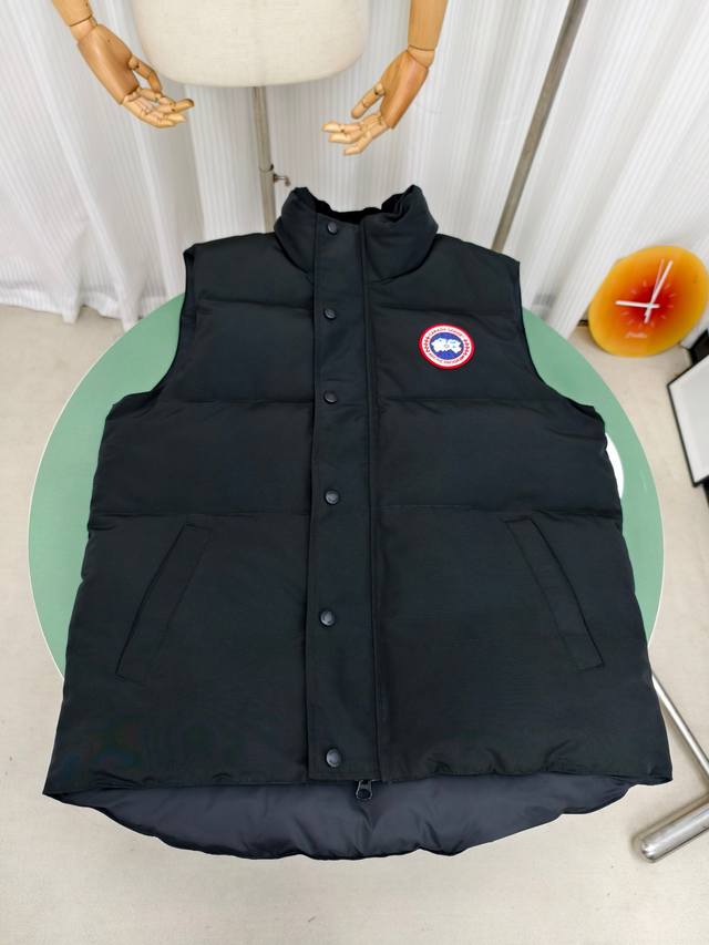 4151M High-Quality Canada Goose Carson Vest. Filled with extremely high loft whi