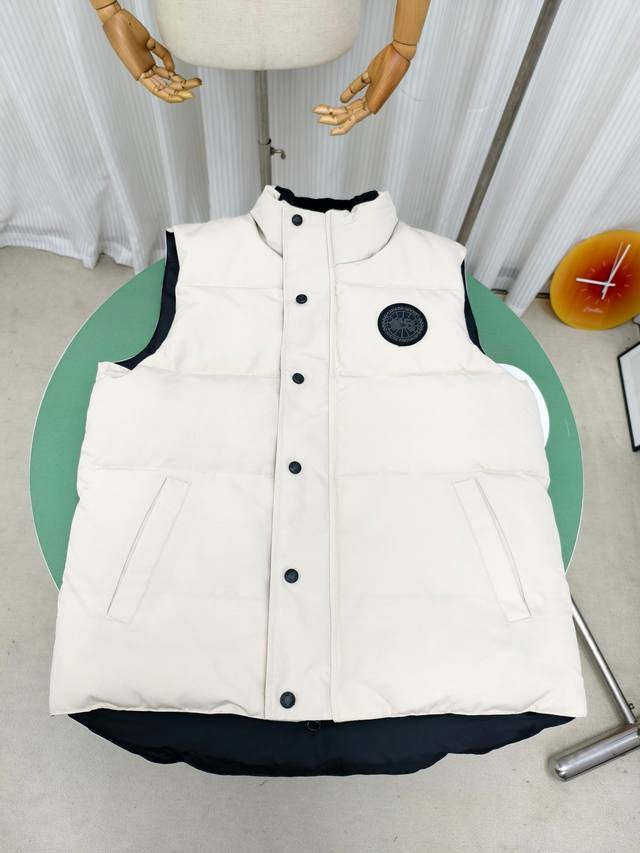 4151M High-Quality Canada Goose Carson Vest. Filled with extremely high loft whi