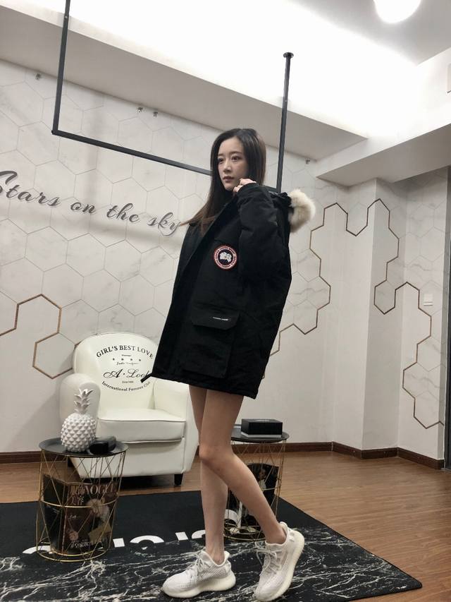 Top-of-the-line Canada Goose 2008 model, black, unisex, mid-length. The 2008 mod