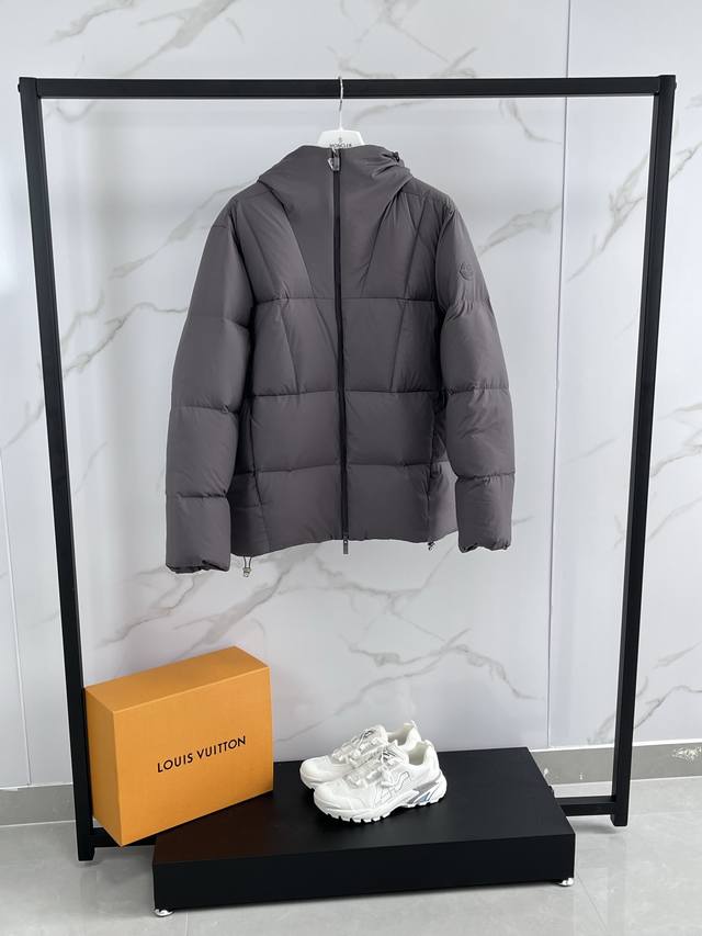 2025 Winter New Fusain Short Down Jacket. Inspired by the thrill of motorsports,