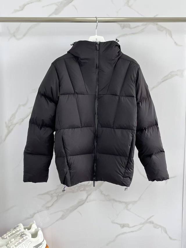 2025 Winter New Fusain Short Down Jacket. Inspired by the thrill of motorsports,