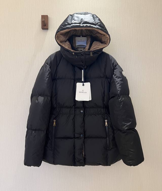 Autumn/Winter New Arrival: A color-blocked, down-filled down jacket with a detac