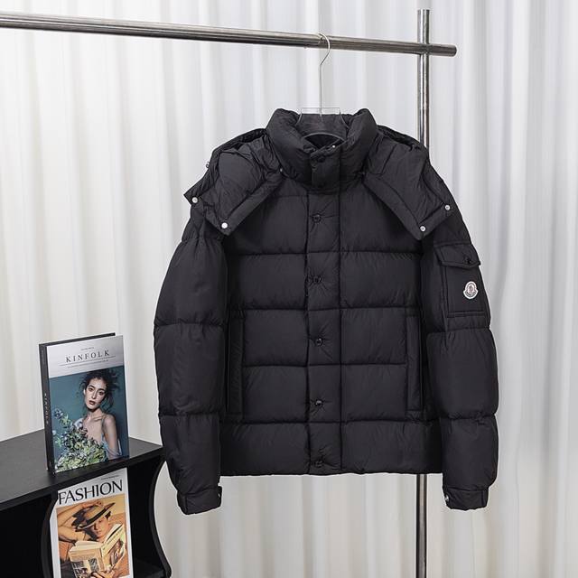 Moncler Maya Short Down Jacket with Matte Finish (Ddd) This Vezere short down ja