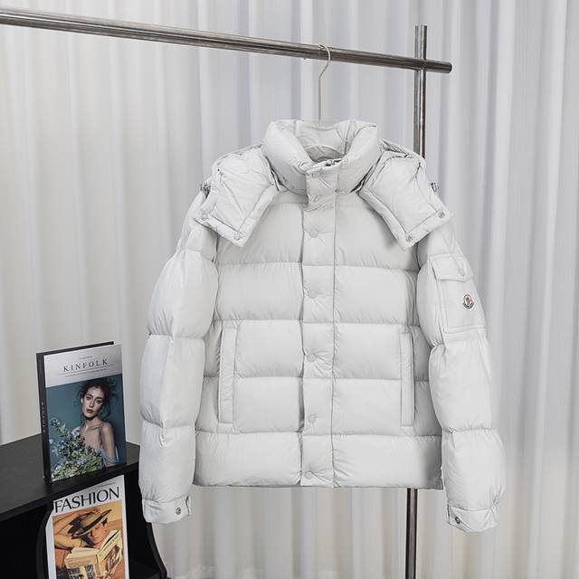 Moncler Maya Matte Short Down Jacket (Fall/Winter 2019) This Vezere short down j
