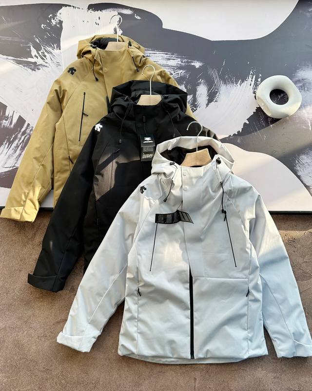 Descente Training Warmth-Locking Technology Sports Jacket. Descente features a